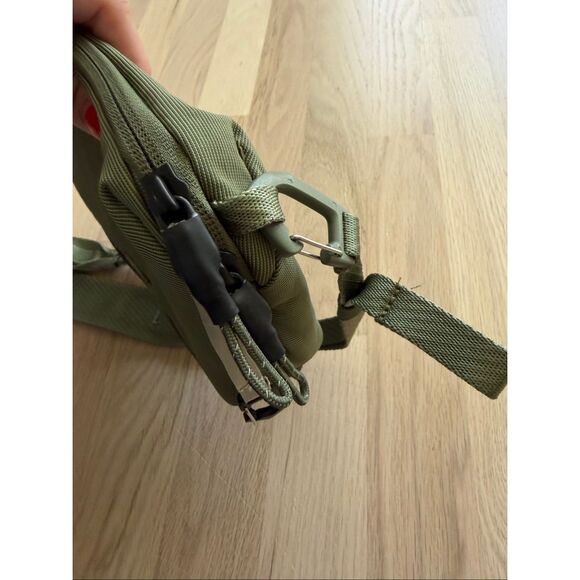 THULE Paramount 2L Crossbody Bag Green - Picture 11 of 11